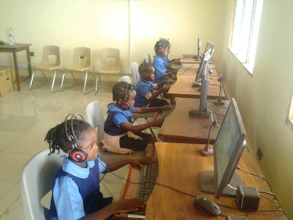 Elèves de la maternelle en salle multimédia
