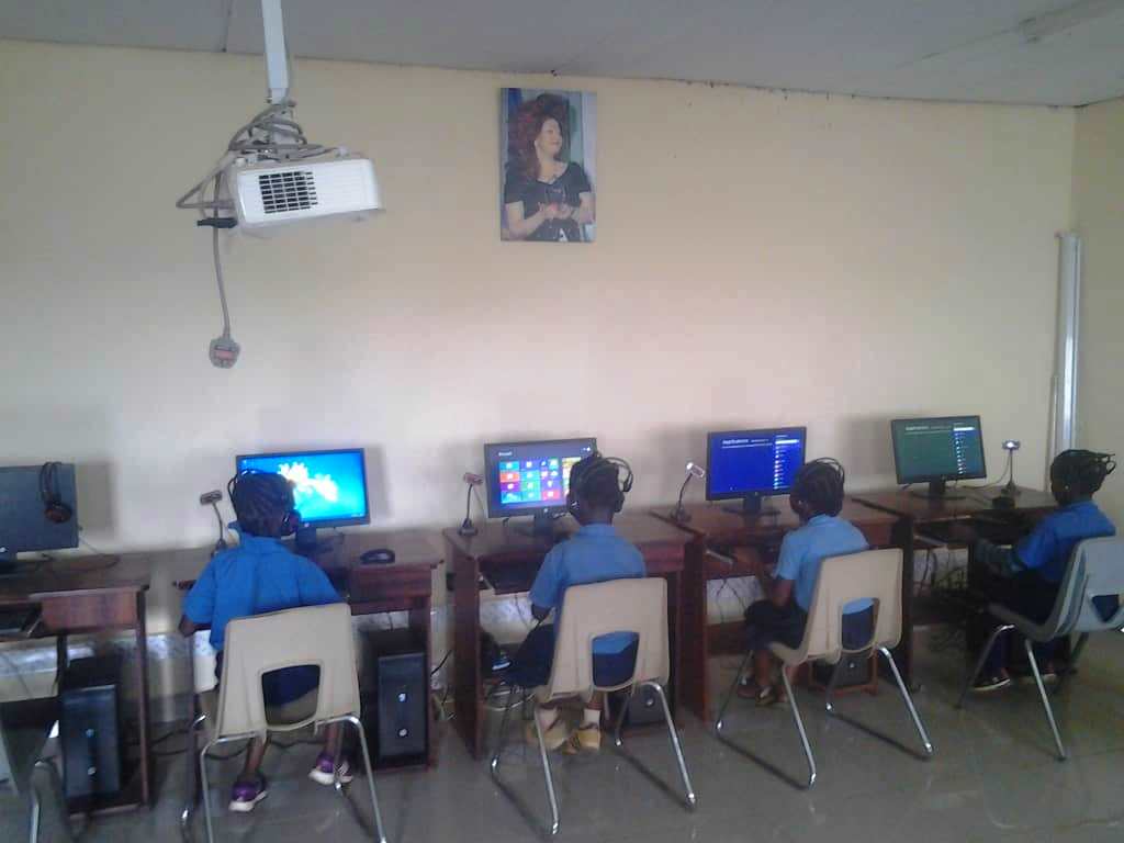 Elèves du primaire en salle multimédia